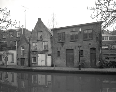 815292 Gezicht op de voorgevels van de pakhuizen Twijnstraat aan de Werf 7 (rechts)-lager te Utrecht; op de voorgrond ...
